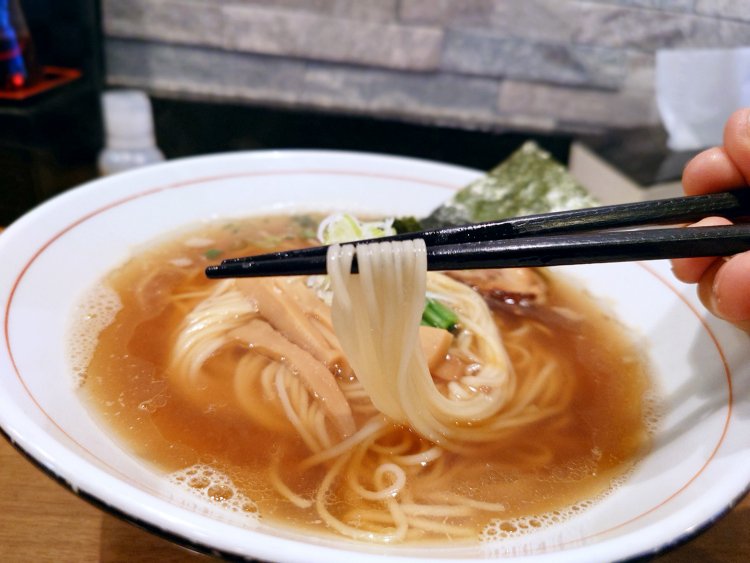 三河屋製麺のしなやかな細麺。やや長めでスープののりがいい。