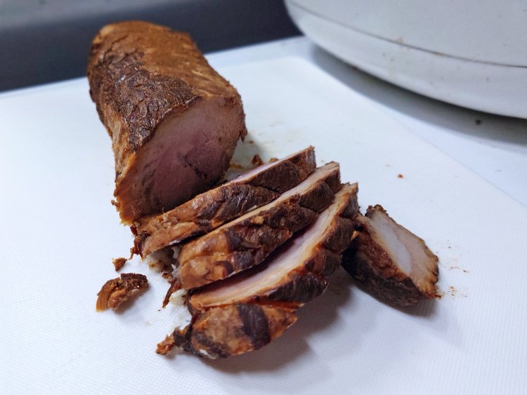 チャーシューは醤油で色濃く炊き上げた煮豚。テイクアウトも可能。