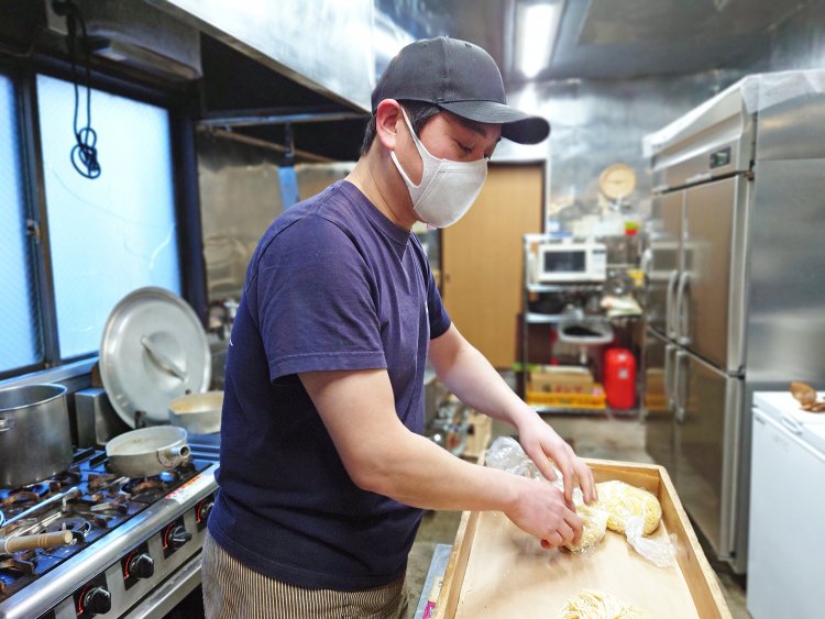店主の市川博之さん。昨年改装したばかりの厨房で。