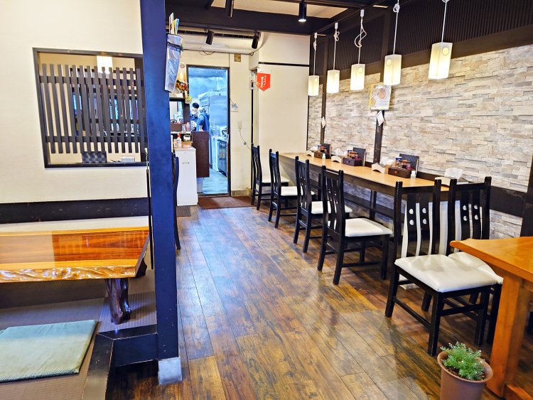 カウンター席のほか、テーブル2卓に小上がりもある。小さな子供連れやお年寄りもゆっくりくつろげる雰囲気がいい。