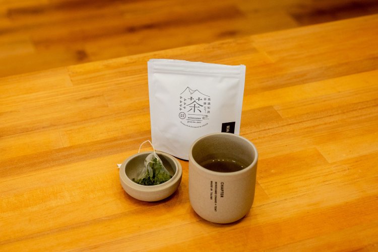 目指したのは「ひとり分の煎茶をデスクで飲む」という行為に最適な形。内側には湯量を示すラインがあり、蓋はティーバッグを置くのに使える