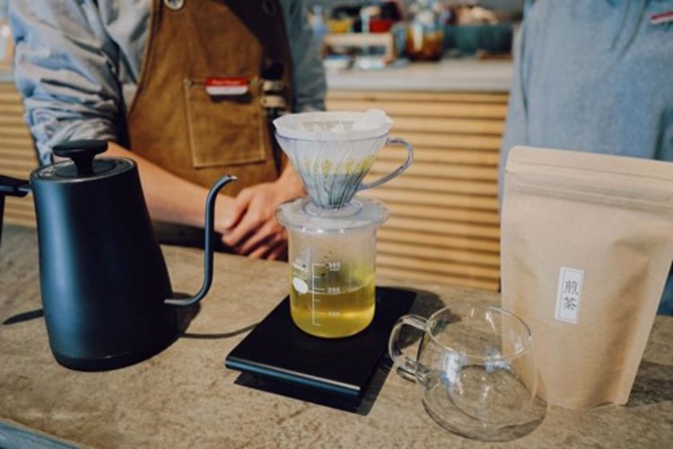 美濃加茂茶舗のお茶を提供するFabcafe Nagoyaではコーヒー用のドリッパーで煎茶を淹れている（写真提供：美濃加茂茶舗）