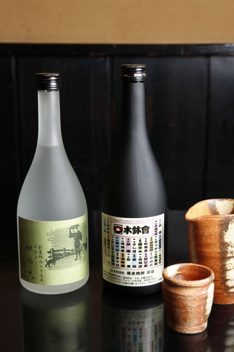 木鉢会限定のオリジナルそば焼酎ボトル4620円は、そば湯割りで楽しむ。