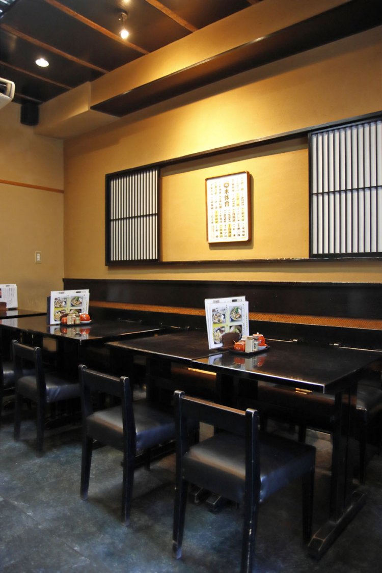 1人利用でも予約すれば、落ち着きのある2階席でゆるりとした時を過ごせる。