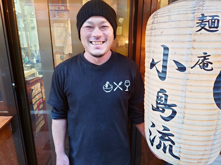 店主の小島敦嘉さん。店名には「親から受け継いだ名をラーメンにのせて世の中に出したい」という想いがこめられている。