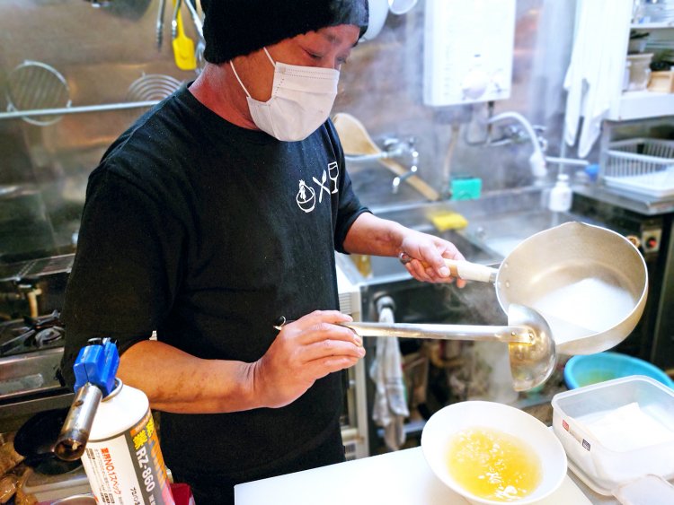 スープは親鳥に冬は大山鶏、夏は名古屋コーチンを使いわけてブレンドし、脂の量を調整する。