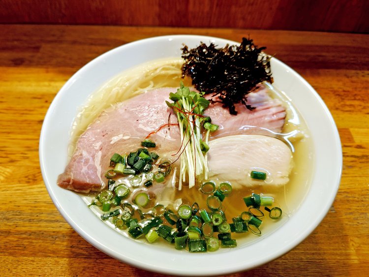 鶏清湯 塩らーめん1080円。作り方も味もこれまでのラーメンとは一線を画すラーメンだ。
