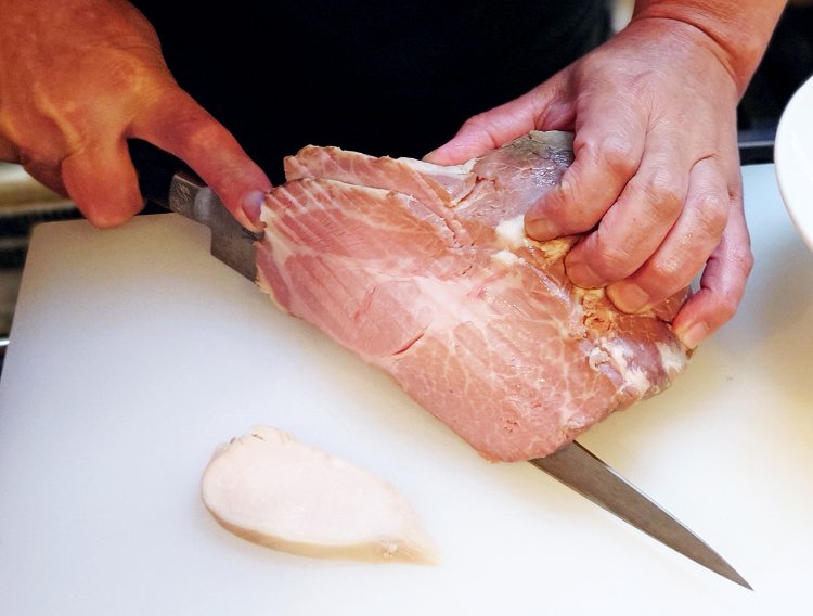 鶏と豚肩ロースのチャーシューがのる。