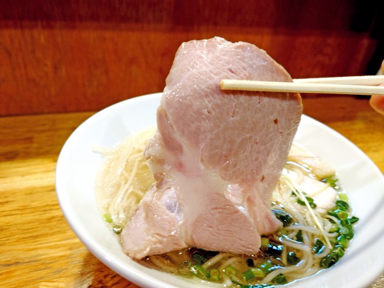 鶏と豚肩ロースのチャーシューがのる。手のひらより大きなサイズの豚だけでもボリューム満点！