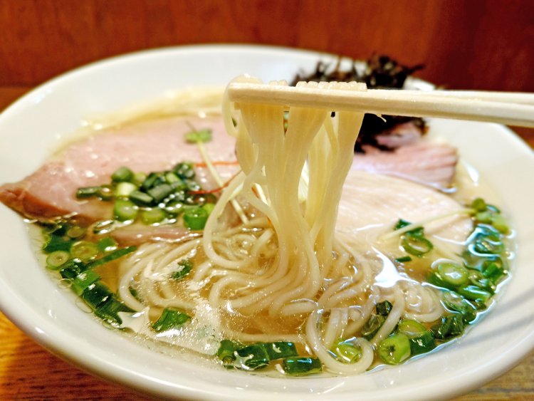 三河屋製麺の中細麺。しなやかな麺がスープをまとって、喉の奥に吸い込まれていく。