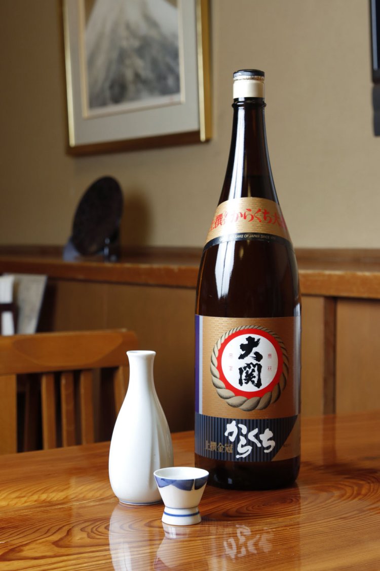 こちらも定番中の定番、大関上撰金冠辛口780円はお燗でグビリと行こう。