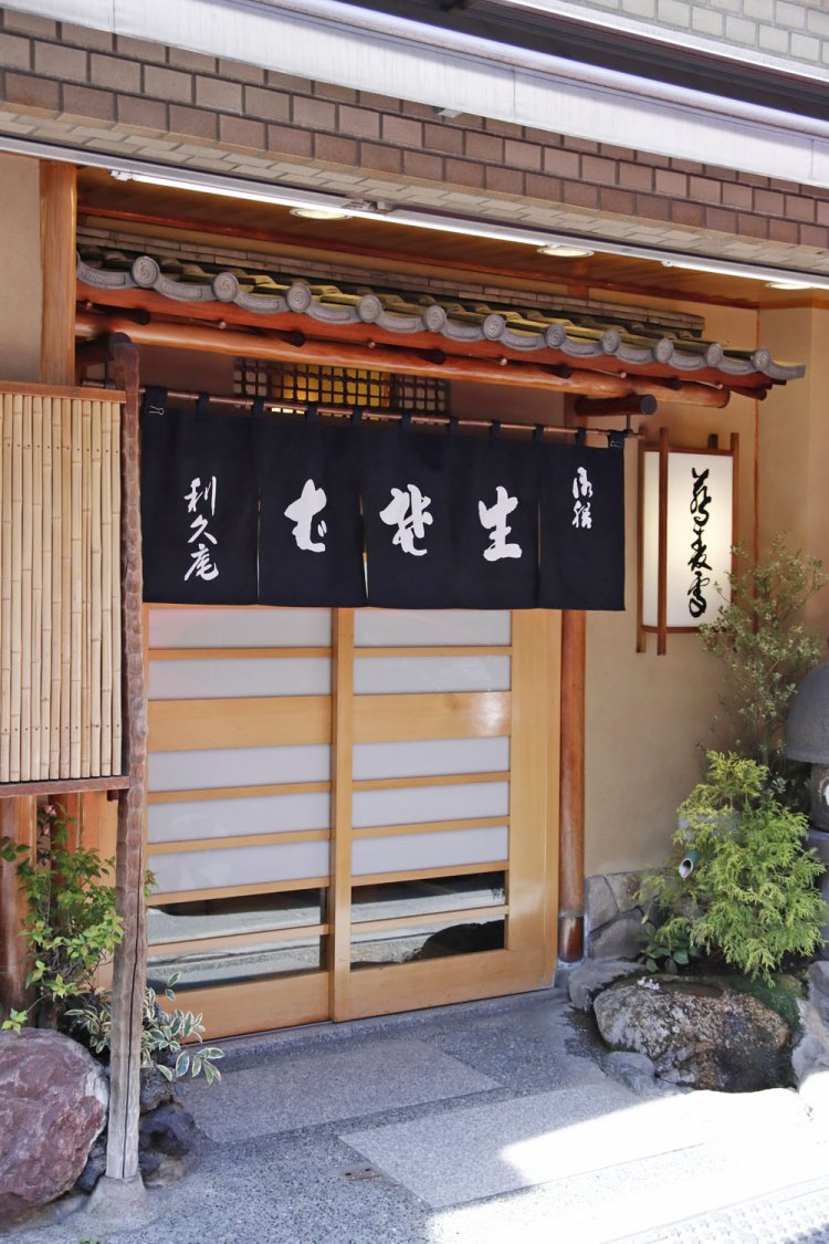 1967年にできた細長いビルの地下1階から3階まで。このあたりは路地も残っている。