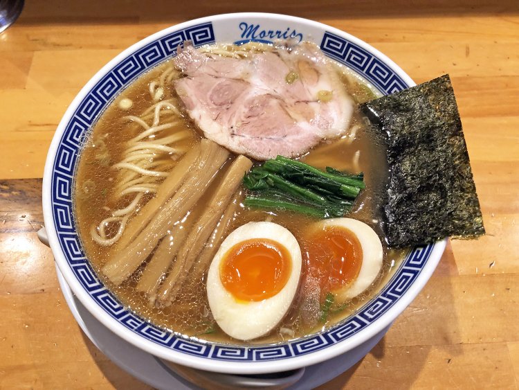 中華そば味玉のせ1000円。スープはさっぱりしているのに、そのあとにコクが広がる。