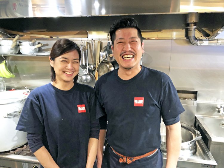 ご主人の松田徹時さんと、月に1週間店主となる奥様の愛さん。