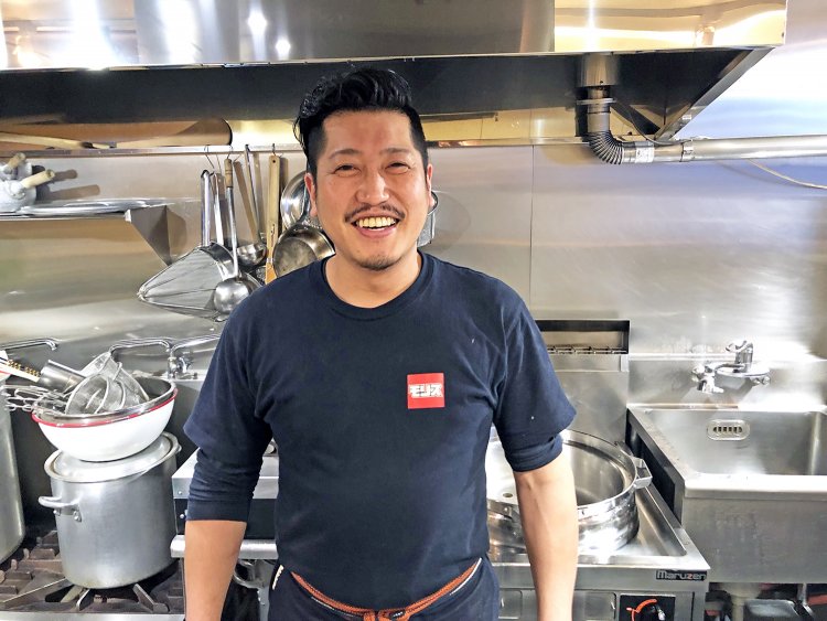 オーナーの松田徹時さん。このお店を始めるまでの経歴が少々ユニーク。