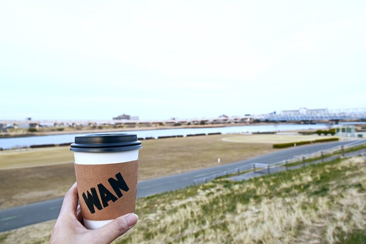 コーヒーを持って荒川の土手へ。ドラマ「3年B組金八先生」のオープニングで金八先生が歩いた土手だ。