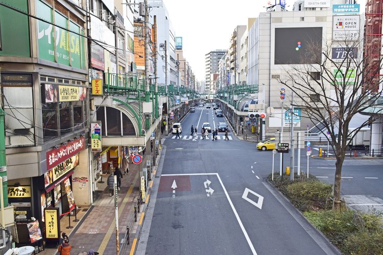 北千住駅西口から千住駅前通りを望む。両側はアーケードが続くきたろーど1010（北千住西口美観商店街）。この通り沿いだけでもほかに3つの商店街の入り口がある。