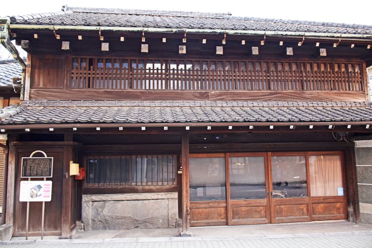 宿場町商店街に残る横山住宅は、江戸時代から続く裕福な商家で地すき紙問屋を営んでいたという。江戸後期の建物で、足立区登録有形民俗文化財に指定されている。