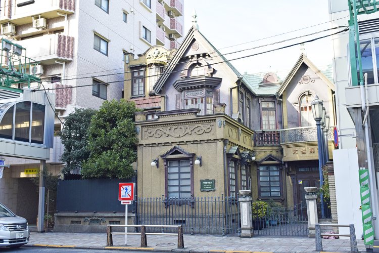 千住駅前商店街の途中、このステキな眼科医院（現在は閉院）の部分だけアーケードが途切れる。おとぎ話の家のようなレトロな洋風建築にトキめいて思わずパチリ。