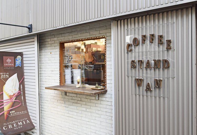 テイクアウト用の小窓。ここでコーヒーを買って荒川の土手で飲んだり、土手の散歩帰りに店内で休憩するお客さんも多いとか。