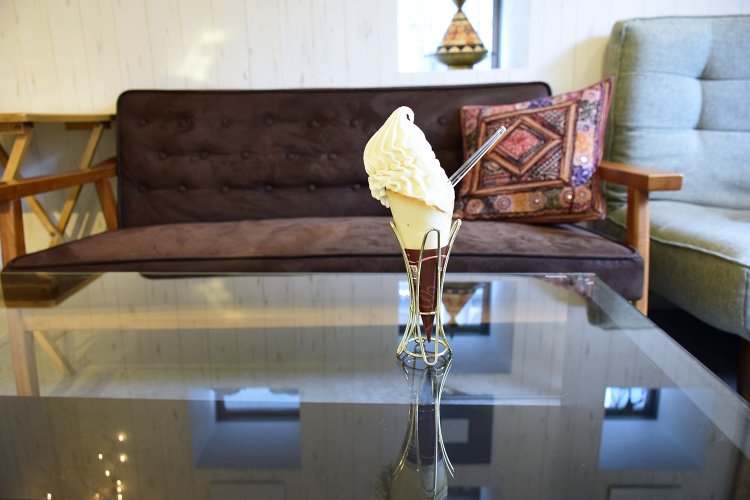 クレミアソフトクリーム　550円。ラングドシャクッキー部分を食べる際はちょいとテクニックを要するが、サクサクとトロリの美食を愉しめる。