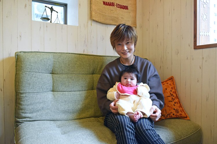 店主の高松ひとみさんと娘のこはくちゃん。今はひとみさんのおばさんがお店を切り盛りするが、母娘でお店に顔を出す。こはくちゃんは常連さんたちのアイドルだ。