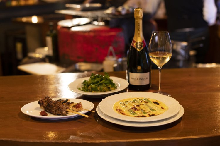 アスパラガスのグリュイエールチーズソース1650円（手前）など。ワインは約400種。