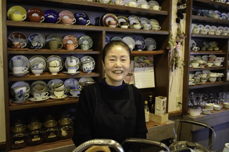 柔らかな口調でいろいろなお話を聞かせてくれる千鶴子さん。上品な物腰のザ・喫茶店のママだ。背後に並ぶ高級コーヒーカップの数々に目を奪われる。