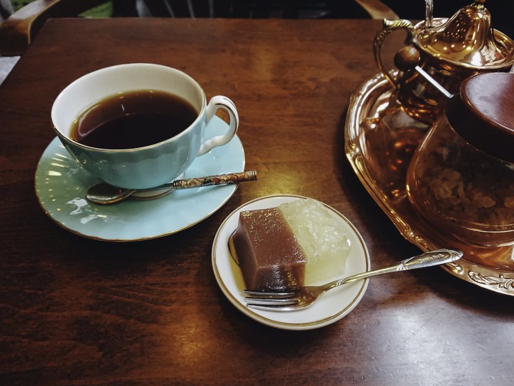 これが『炭火焙煎珈琲 利休』名物・羊羹とグレープフルーツゼリー。コーヒーにもよく合う。