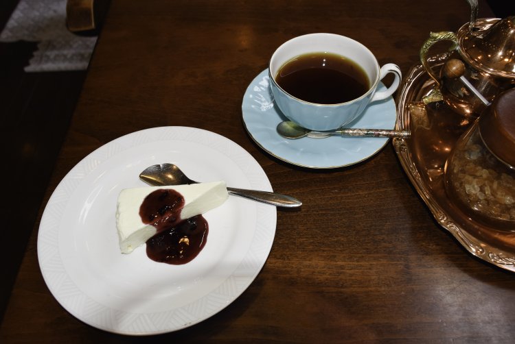 人気の自家製チーズケーキ600円とブレンド800円。セットで注文すると100円引きになる。