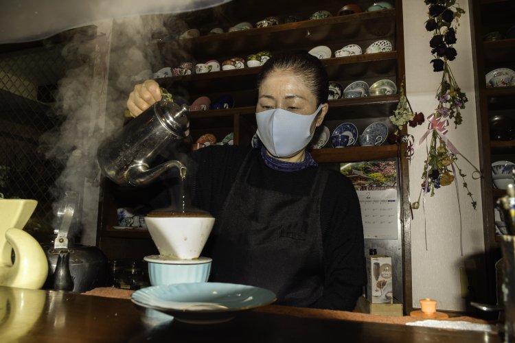 注文を受けてから豆を挽き、1杯1杯丁寧にハンドドリップで淹れる。「うちは粗挽きサッと出しで淹れてます」と千鶴子さん。2杯分の豆でカップにたっぷり淹れられる。
