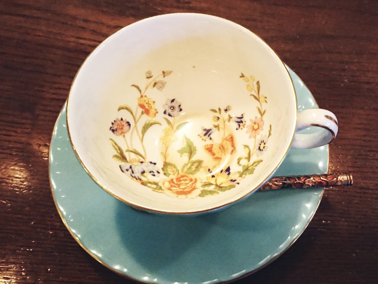 飲み干したコーヒーカップの内側には、優雅で美しい花の絵が描かれていた。ステキなカップのおかげで、心も優雅な気持ちに満たされた。
