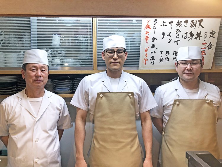 写真左からご主人の石井博司さん、修行中の齋藤祐樹さん、2代目の石井昌男さん。