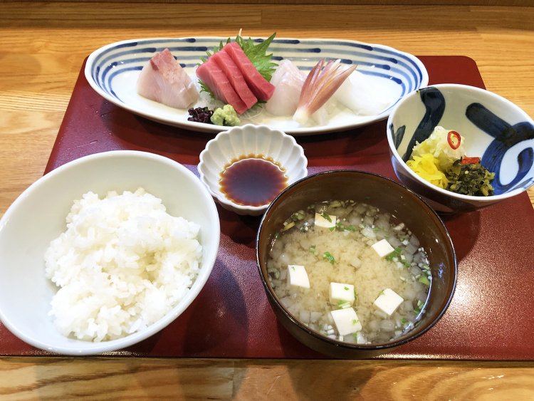 刺身定食1150円。齋藤さんが毎日丁寧に作るツマもおいしくいただけます。