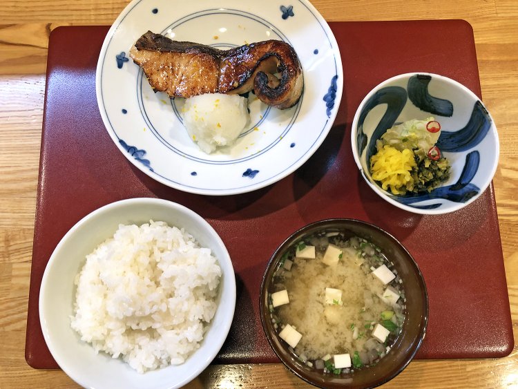 脂がのり、ご飯がとまらない銀ひらすの定食1150円。
