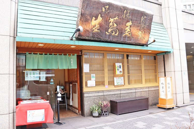 店頭のメニューに引き寄せられる。季節のおすすめや鴨南そば、天せいろも気になる。