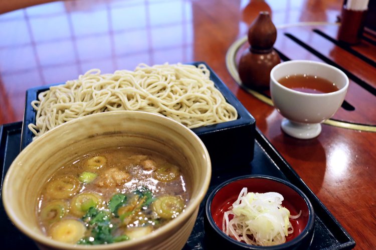 鴨せいろ1440円。熱々の鴨汁に冷たいそばをくぐらせていただく。