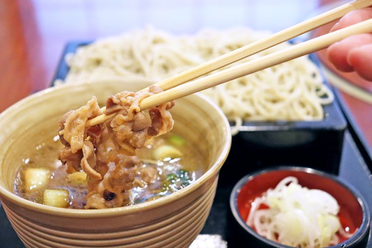 スライスした鴨肉がたっぷり。繊細なそばとの相性も抜群によい。