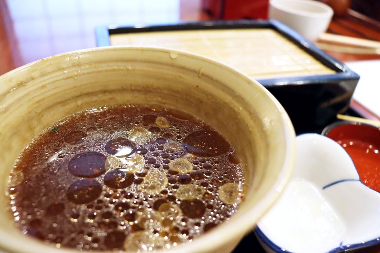 肉のエキスと油の旨味たっぷりの鴨汁。これを残したら必ず後悔する。