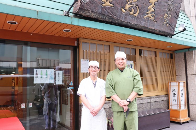 右が4代目の鈴木さん。左は職人の小内さん。