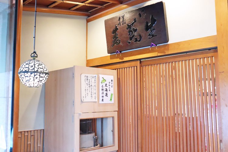 店の入り口の石臼は、1分間に12回転で生命力のある自家製全粒粉を挽いている。