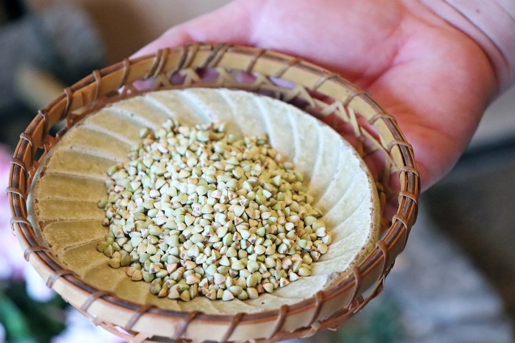 枕に使う黒い外皮だけを取り除いた、令和3年北海道石狩沼田産キタワセ種のそばの実。