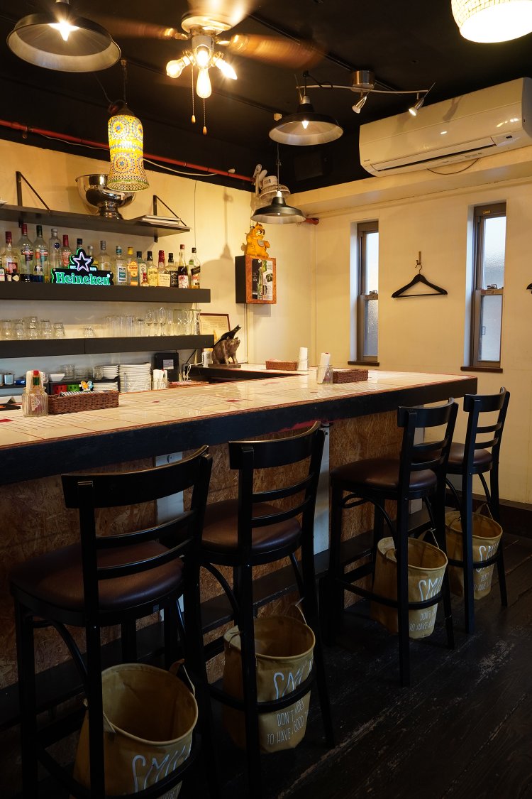 店内はカウンター席のみ。落ち着いた雰囲気。