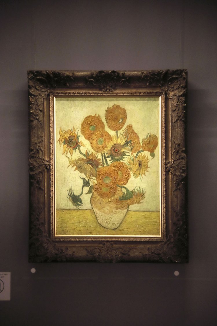 常設展示されている美術館の至宝、ゴッホの「ひまわり」は圧巻の迫力。