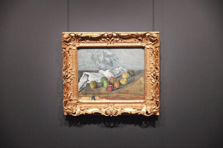 近代絵画の父と呼ばれたセザンヌの「りんごとナプキン」も所蔵作品のひとつ。