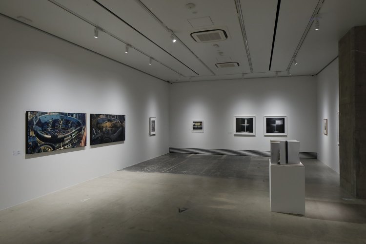 photo by Keizo KIOKU。倉庫をリノベーションした空間のため、よく見るとその名残が床に。