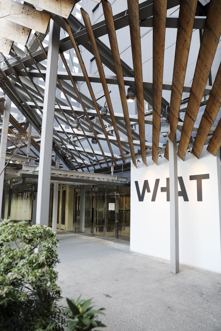 建築家・隈研吾氏設計によるファサードが目を引く入り口。