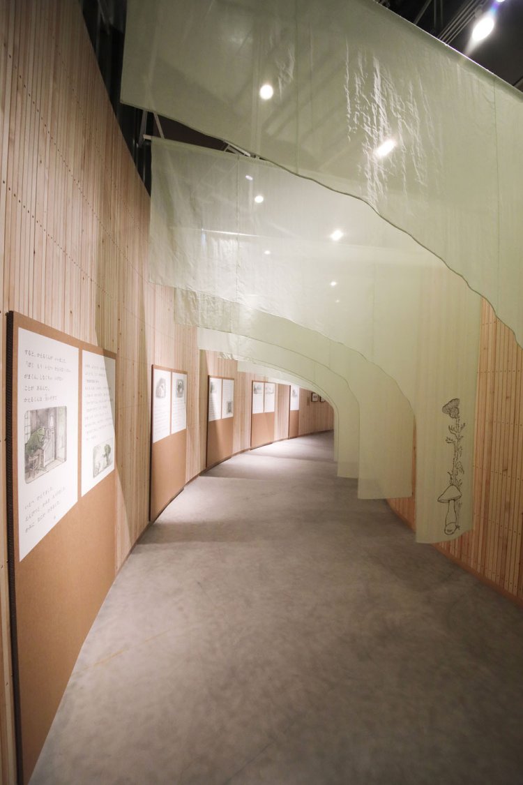 2020年6月オープン。手染めの布が吊るされ、トンネルをくぐるような演出が物語の世界へ誘う（この展示は終了）。