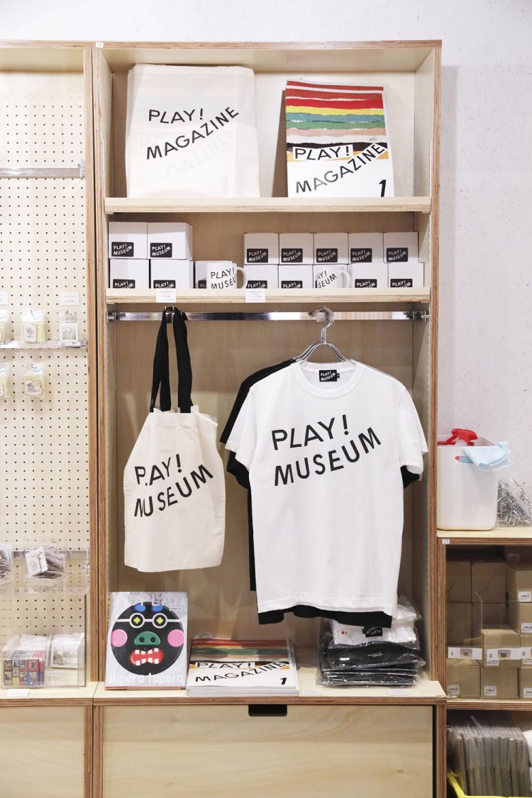 オリジナルグッズのほかに展覧会の作家のグッズも。