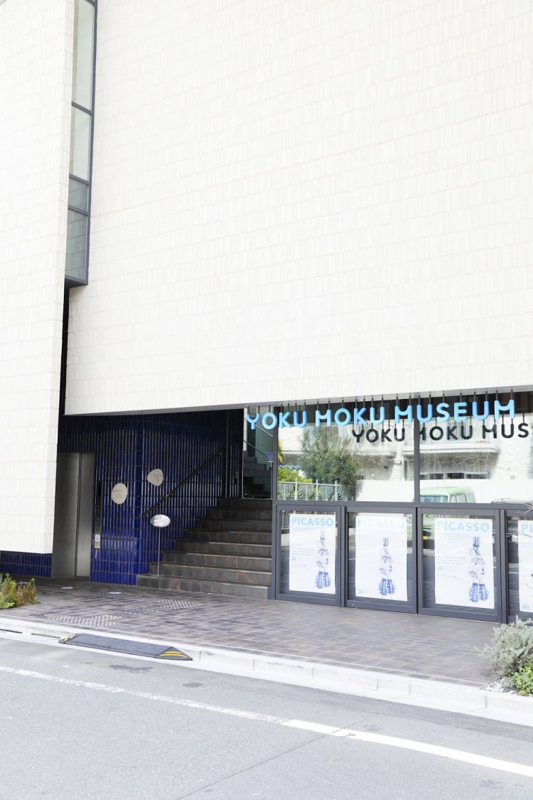 南青山の閑静な住宅地にあり、紺碧の屋根瓦が目印。